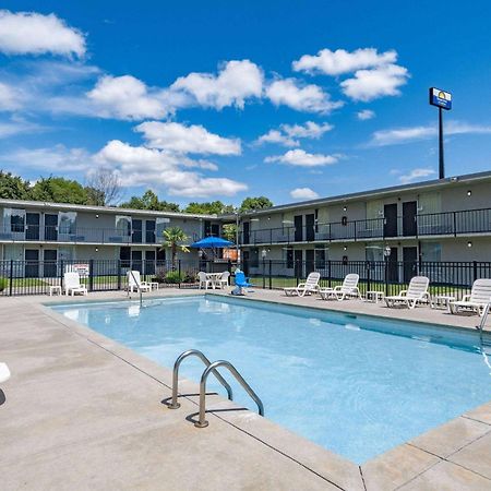 Days Inn And Suites By Wyndham אוקספורד מראה חיצוני תמונה