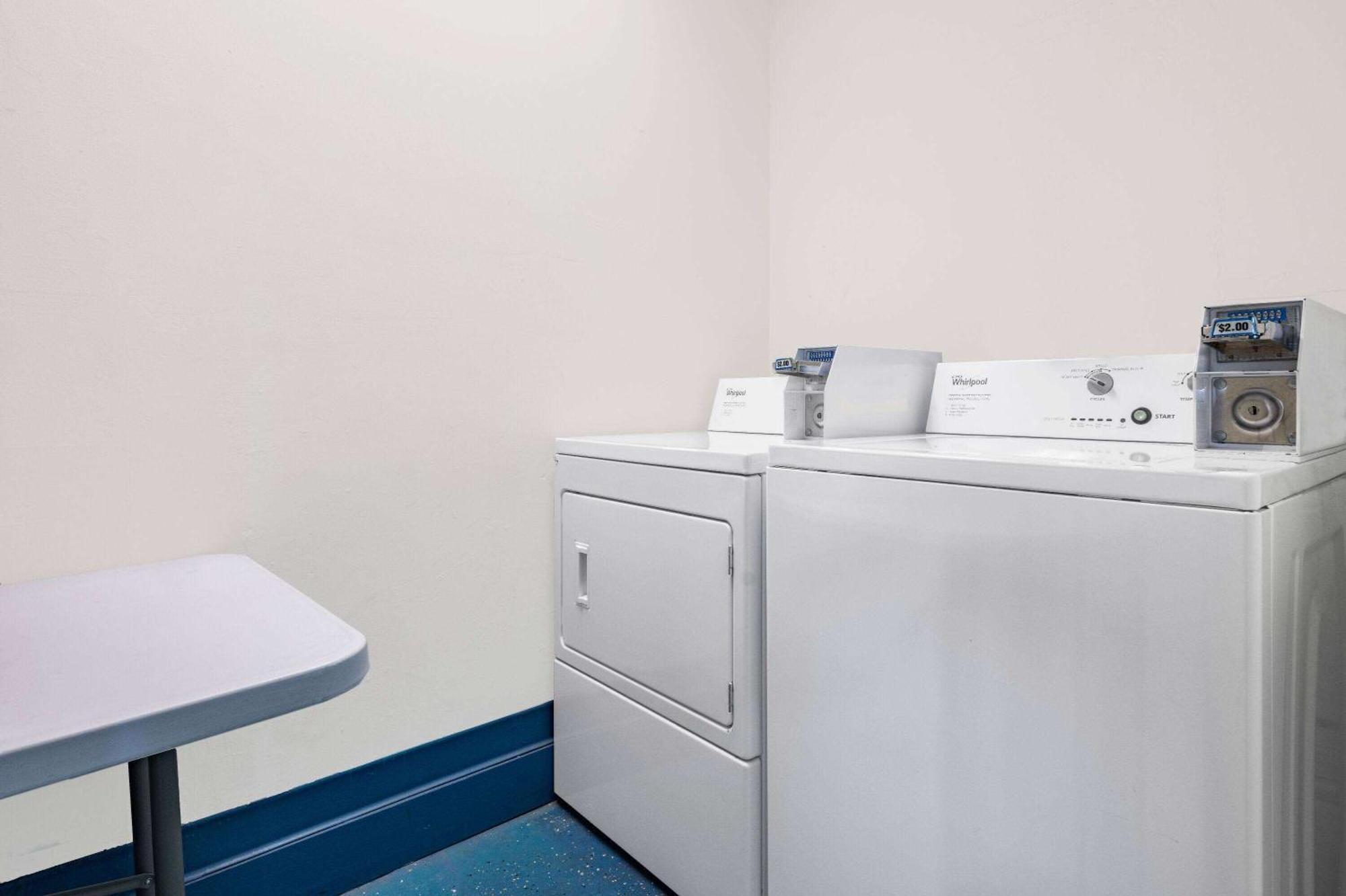 Days Inn And Suites By Wyndham אוקספורד מראה חיצוני תמונה