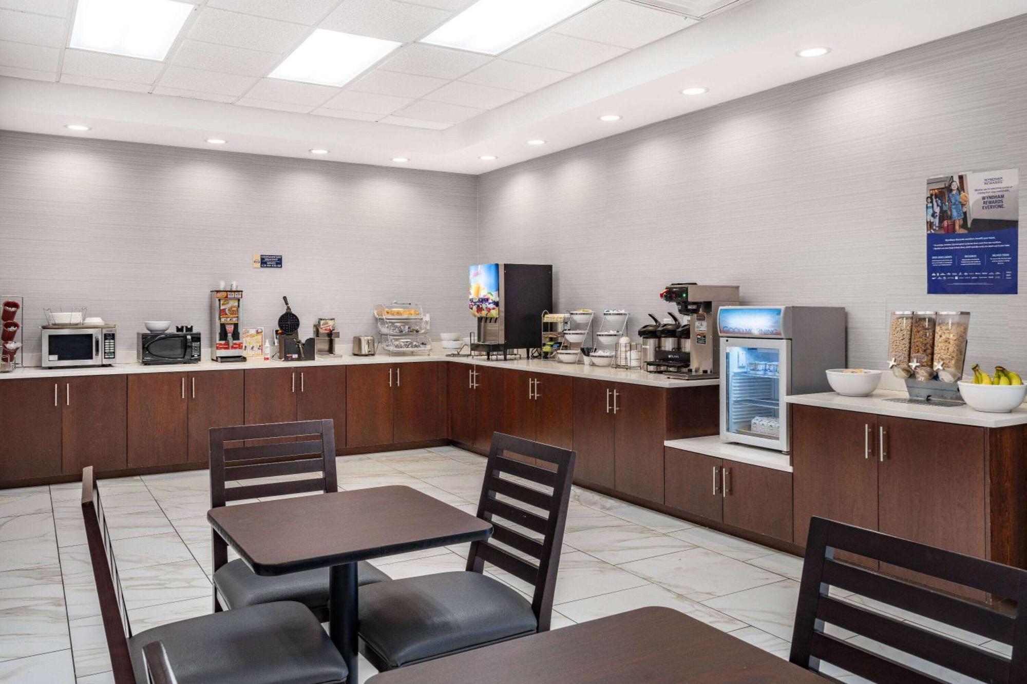 Days Inn And Suites By Wyndham אוקספורד מראה חיצוני תמונה