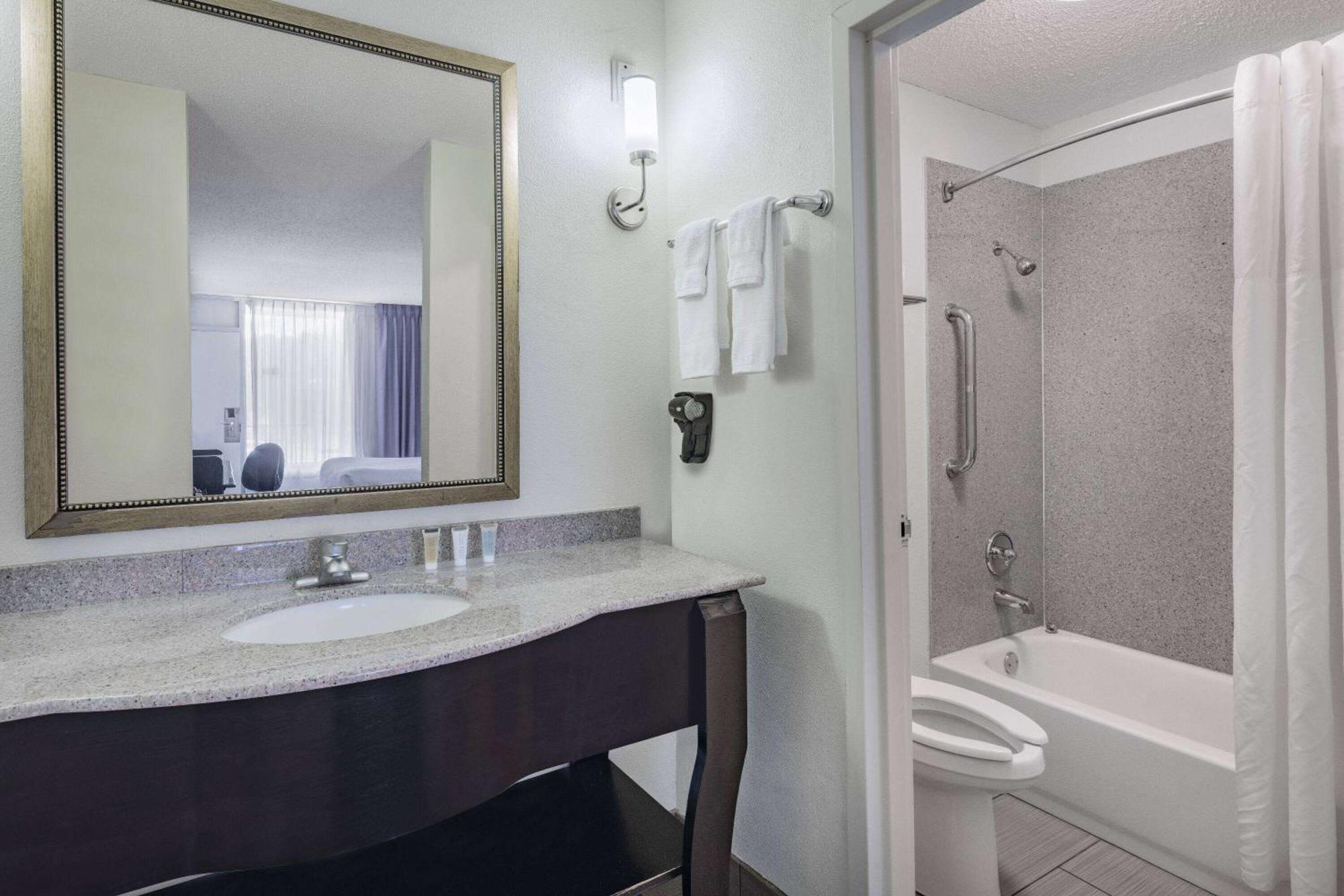 Days Inn And Suites By Wyndham אוקספורד מראה חיצוני תמונה