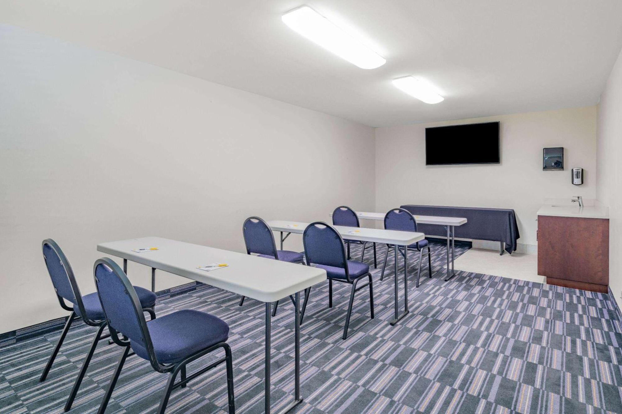 Days Inn And Suites By Wyndham אוקספורד מראה חיצוני תמונה